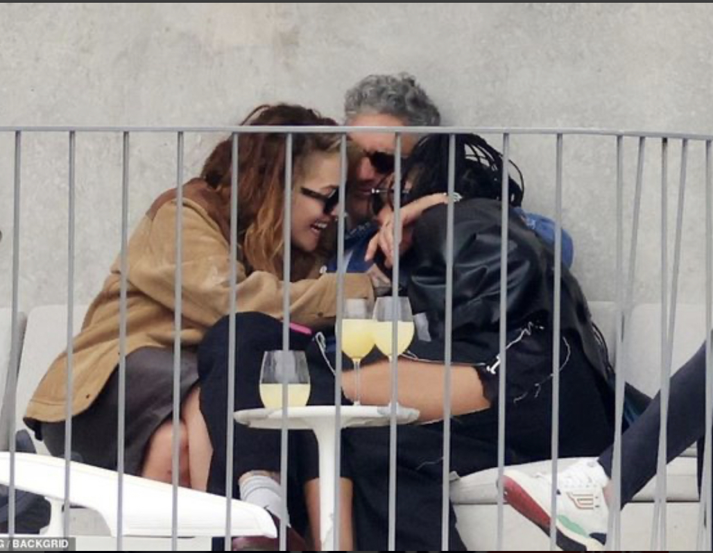 Rita Ora në lidhje treshe  puthje e përqafime   kush është aktorja që ka hyrë në mes të çiftit